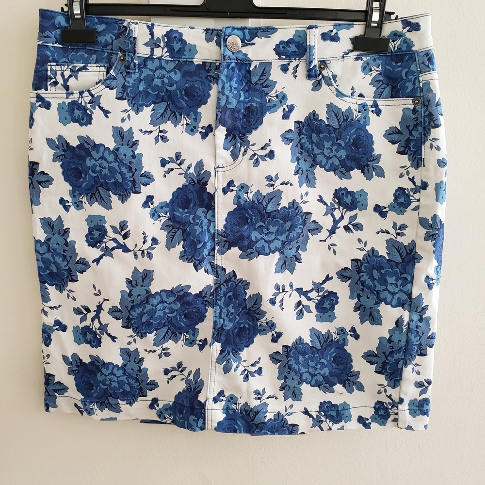 Women's Blue Floral Denim Mini Skirt - White & Navy Rose Print 5-Pocket Size XL
